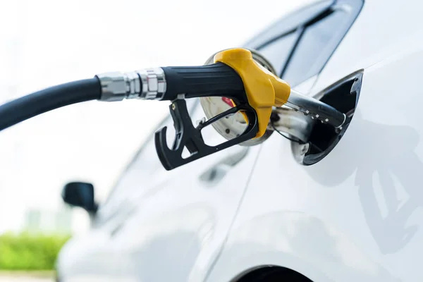Człowiek Ręcznie Napełniania Pompowania Oleju Benzynowego Samochód Paliwa Stacji Napełniania — Zdjęcie stockowe
