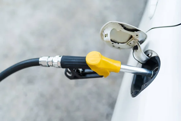 Muž Ruční Plnění Čerpání Benzínového Oleje Auto Palivem Stanici Plnění — Stock fotografie