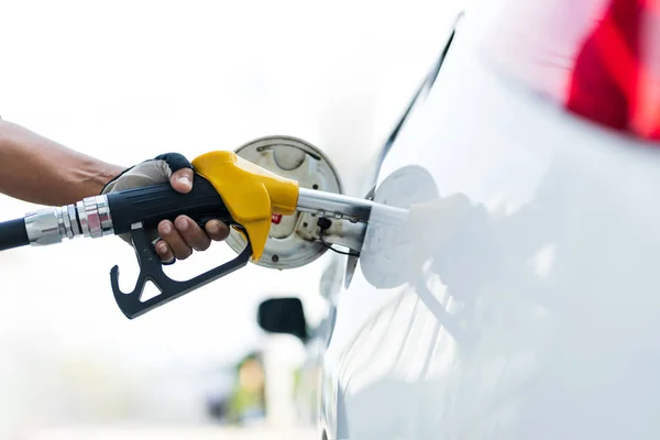 Man Hand Vullen Pompen Van Benzine Olie Auto Met Brandstof — Stockfoto