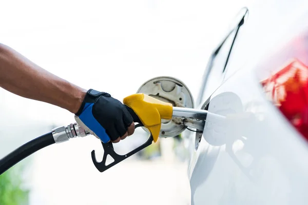 Człowiek Ręcznie Napełniania Pompowania Oleju Benzynowego Samochód Paliwa Stacji Napełniania — Zdjęcie stockowe