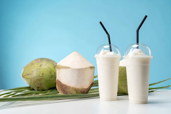 Szklanka Słodkiej Wody Kokosowej Kokosowy Zapach Niebieskim Tle — Zdjęcie stockowe
