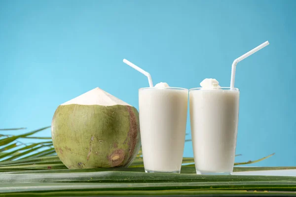 Ein Glas Süßen Kokoswasser Kokosnussduft Mit Blauem Hintergrund — Stockfoto