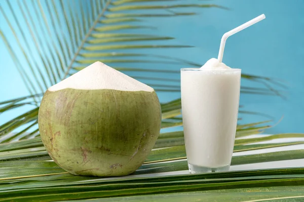 Szklanka Słodkiej Wody Kokosowej Kokosowy Zapach Niebieskim Tle — Zdjęcie stockowe