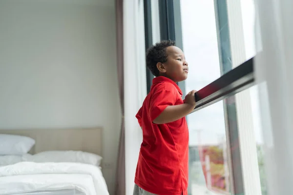Den Lille Pojken Stod Och Tittade Genom Fönstret Klar Dag — Stockfoto