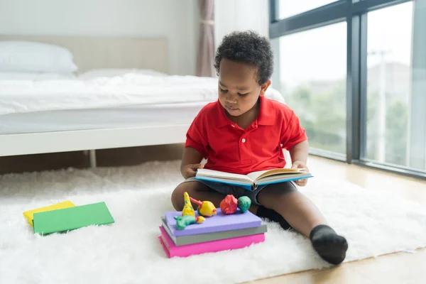 Netter Kleiner Junge Liest Ein Buch Auf Weißem Boden Schlafzimmer — Stockfoto