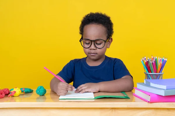 Niño Con Imaginación Sentado Mesa Dibujando Con Lápices Colores Sobre — Foto de Stock