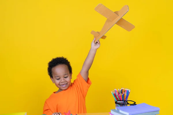 Маленький Мальчик Представь Себя Пилотом Играющим Игрушечным Самолетом Жёлтом Фоне — стоковое фото