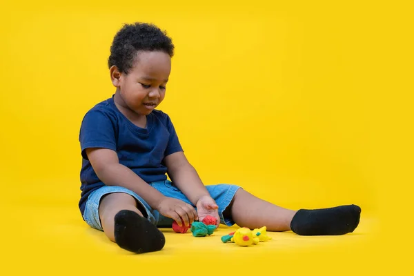 可爱的小男孩在玩塑胶线 塑胶线是根据想象力塑造的 脸上带着坚定 快乐的表情 — 图库照片
