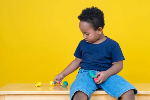 可爱的小男孩在玩塑胶线 塑胶线是根据想象力塑造的 脸上带着坚定 快乐的表情 — 图库照片