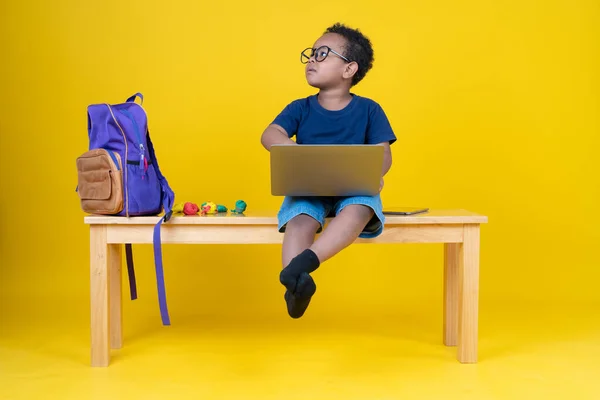 Симпатичный Маленький Мальчик Изучающий Интернет Играющий Игры Ноутбуком Расширить Воображение — стоковое фото