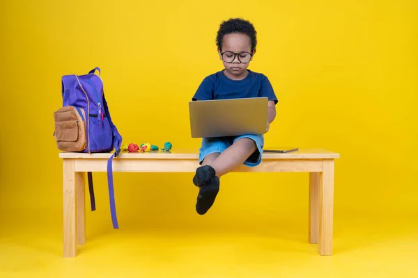 Aranyos Kisfiú Tanul Interneten Vagy Játszik Laptop Számítógép Hogy Fokozza — Stock Fotó