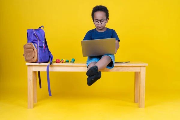 Lindo Niño Aprendiendo Internet Jugando Con Computadora Portátil Para Mejorar —  Fotos de Stock