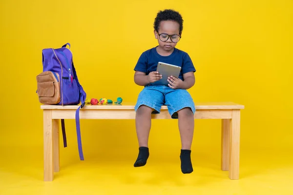 Cute Little Boy Nauki Internetu Lub Gry Tabletu Aby Zwiększyć — Zdjęcie stockowe