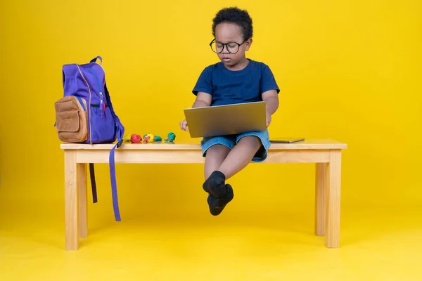可爱的小男孩通过学习互联网或玩笔记本电脑来提高想象力 — 图库照片