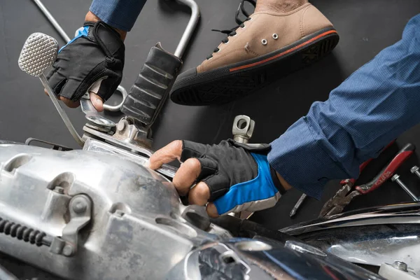 Motorradmechaniker Menschen Reparieren Ein Motorrad Verwenden Sie Einen Schraubenschlüssel Und — Stockfoto
