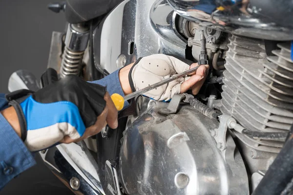 オートバイの機械 人々はオートバイを修理している仕事にレンチとドライバーを使用してください — ストック写真
