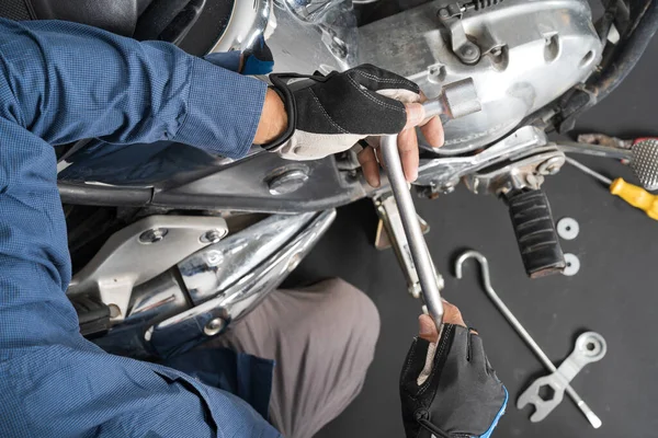 オートバイの機械 人々はオートバイを修理している仕事にレンチとドライバーを使用してください — ストック写真