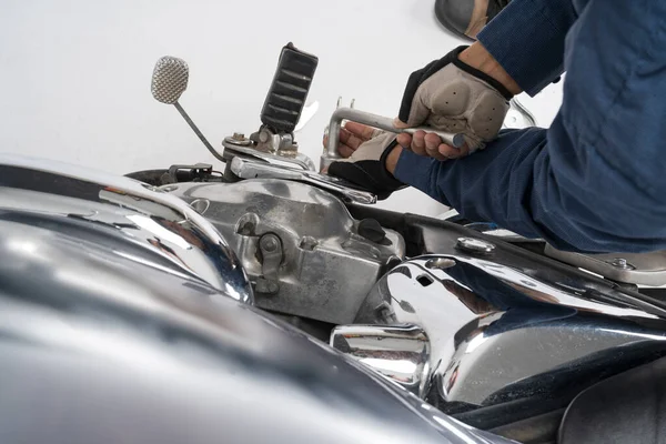 Motosiklet Tamircisi Insanlar Motorsikleti Tamir Ediyor Çalışmak Için Ingiliz Anahtarı — Stok fotoğraf