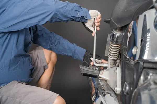 Motorka Mechanik Lidé Jsou Opravy Motocyklu Použijte Klíč Šroubovák Práce — Stock fotografie