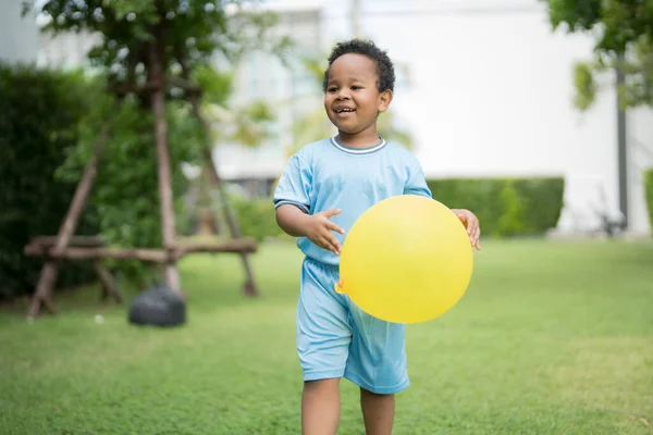 晴朗的天气里 公园里拿着气球的可爱的小男孩出来玩耍了 — 图库照片