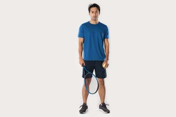 Mužský Tenista Držící Tenisovou Raketu Odhodlaným Výrazem Očima Bílém Pozadí — Stock fotografie