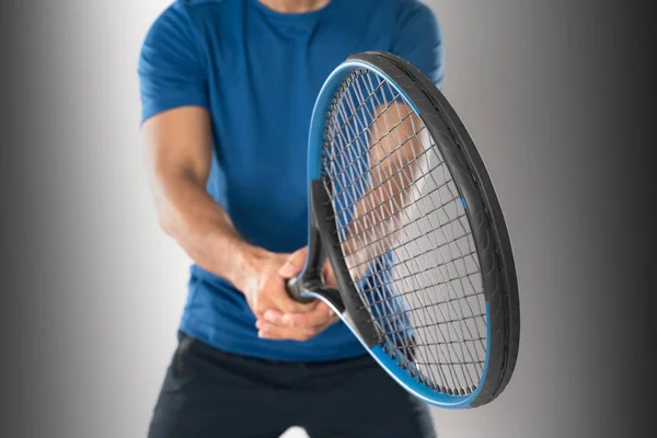 Чоловічий Тенісист Тримає Тенісну Ракетку Визначеним Виразом Очима Білому Тлі — стокове фото