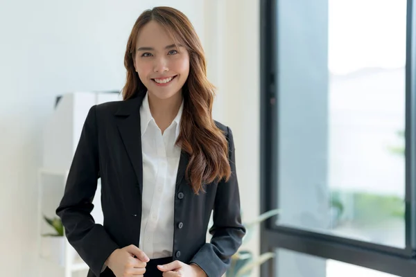 Tiro Feliz Jovem Mulher Asiática Olhando Para Câmera Mulher Negócios — Fotografia de Stock