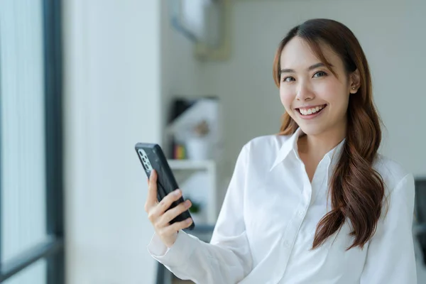 Szczęśliwy Młody Azji Biznes Kobieta Noszenie Garnitur Gospodarstwa Telefon Komórkowy — Zdjęcie stockowe