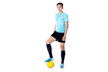 Beyazlar üzerinde izole edilmiş futbol topu ile futbol hakemi.