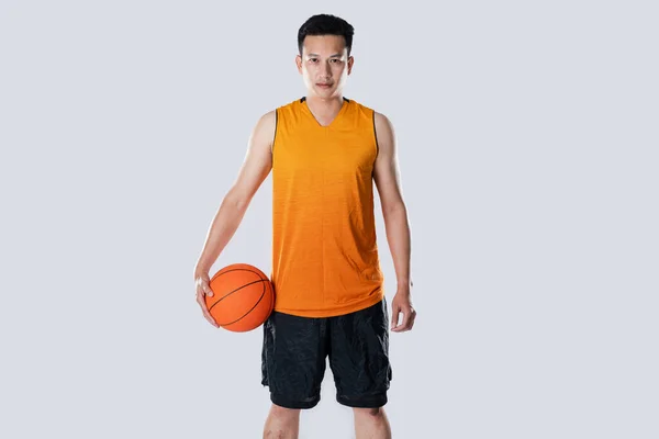 Mężczyzna Koszykarz Noszenie Odzieży Sportowej Trzymając Koszykówkę Białym Tle Określonym — Zdjęcie stockowe