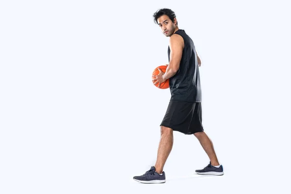 Muž Basketbalista Sobě Sportovní Oblečení Drží Basketbal Bílém Pozadí Odhodlanou — Stock fotografie