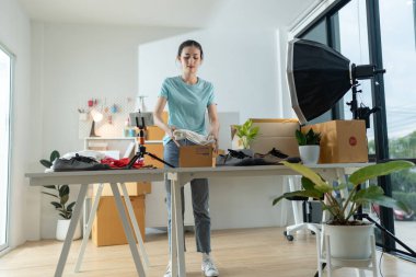 Küçük bir e-ticaret şirketinin genç bir kadın sahibi posta kutusuna eşya koyup bir masada teslim etmeye hazırlanıyor. Bu bir e-ticaret teslimat servisi..