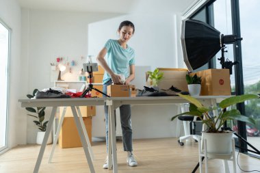 Küçük bir e-ticaret şirketinin genç bir kadın sahibi posta kutusuna eşya koyup bir masada teslim etmeye hazırlanıyor. Bu bir e-ticaret teslimat servisi..