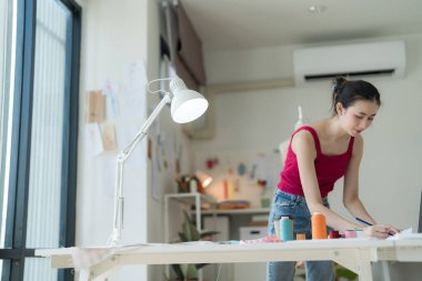 Tasarımlarıyla yeni kadın tasarımcı stil sahibi kadınlar yeni kıyafet koleksiyonları yaratıyor..