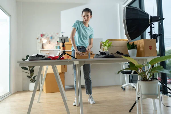 Küçük bir e-ticaret şirketinin genç bir kadın sahibi posta kutusuna eşya koyup bir masada teslim etmeye hazırlanıyor. Bu bir e-ticaret teslimat servisi..