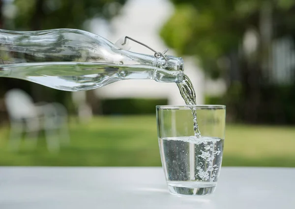 Nalijte Vodu Láhve Vodou Sklenice Zahradě Kolem Domu — Stock fotografie