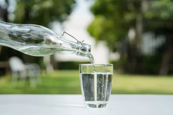Wlać Wodę Butelki Wody Szklanki Ogrodzie Wokół Domu — Zdjęcie stockowe