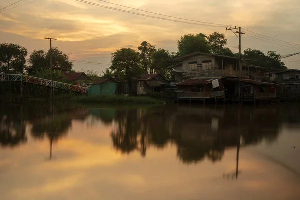 Casa Veche Din Lemn Lângă Râu Apusul Soarelui — Fotografie, imagine de stoc