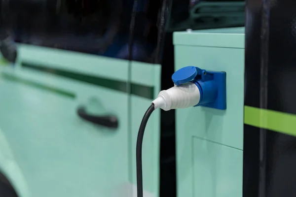 Kleinlastwagen Mobilität Laden Von Elektrofahrzeugen Ladestation Für Elektroautos Nahaufnahme — Stockfoto