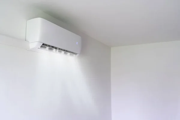 Airconditioner Wind Stroom Witte Wand Achtergrond — Stockfoto