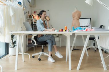 Kadın girişimciler onun tasarımından modern bir elbise koleksiyonu yapıyorlar..