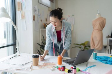 Kadın girişimciler onun tasarımından modern bir elbise koleksiyonu yapıyorlar..