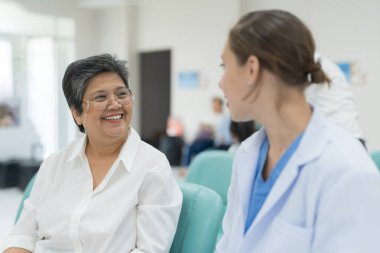 Elderly woman checkup Discuss the symptoms with the doctor and listen carefully.