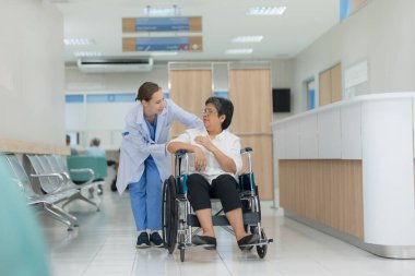 The doctor inquired and examined the patient's health in a wheelchair with a friendly manner.