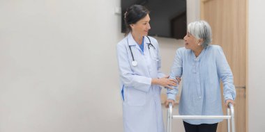 Elderly woman checkup Discuss the symptoms with the doctor and listen carefully.