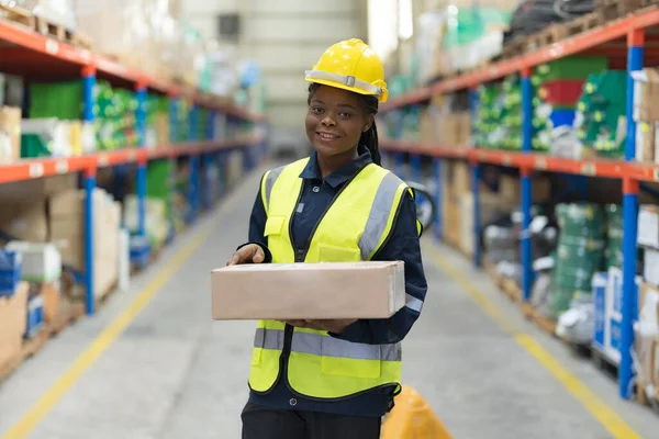 Female Worker Sorting Goods Warehouse Order Delivered Customers — Stock Photo, Image