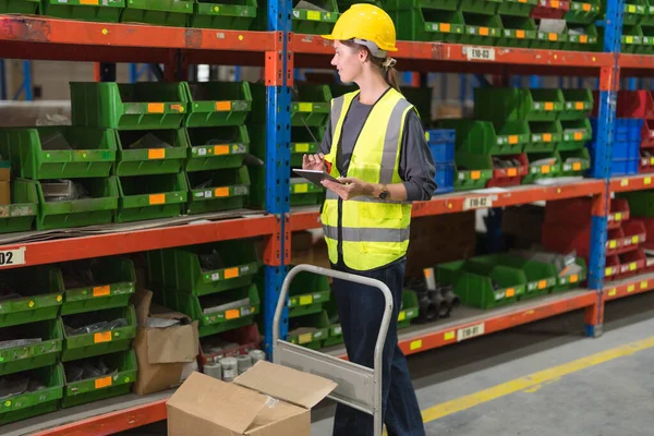 Female Worker Sorting Goods Warehouse Order Delivered Customers — Stock Photo, Image