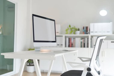 Ofis odası, modern bilgisayarlı ofis masası, şık iş yeri..