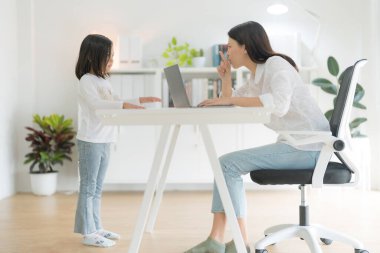 Annesi evde çalışıyor ve kızı da onu işinden alıkoyuyor..