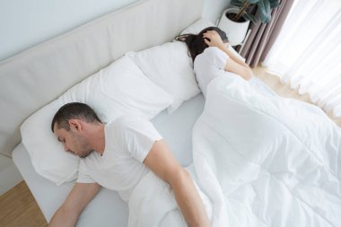 Adam yatakta horluyor ve kadını uykusuz bırakıyor..
